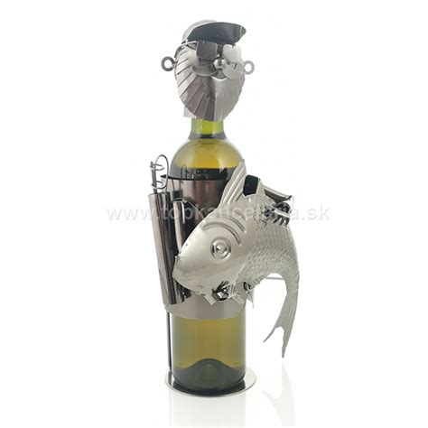 Fľaše bieleho vína a tanier s rybou