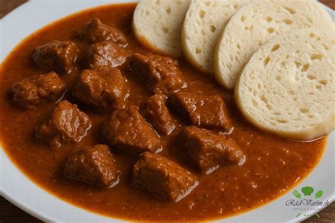 Slovenský guláš s chlebom