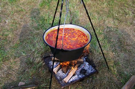 Kotlíkový guláš pripravený na ohni