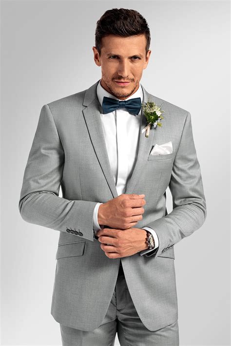 Svadobný outfit s tmavými nohavicami a farebnými doplnkami