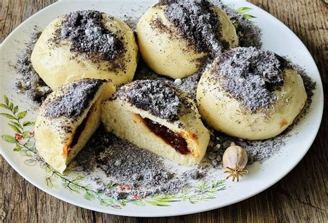 Fľaše s domácim slivkovým vínom