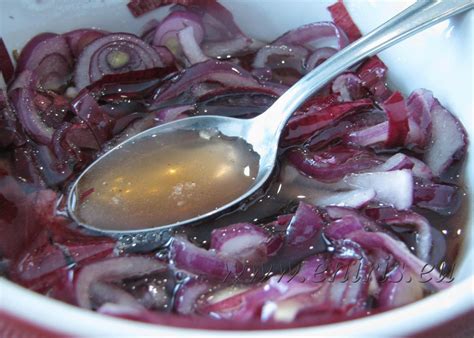 Ilustrácia znázorňujúca prípravu cibuľového sirupu s medom