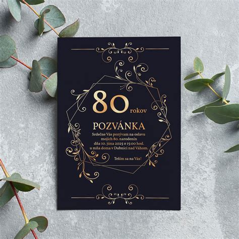 Skupina ľudí pripravená na oslavu s pohármi slivovice