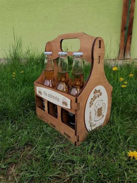 drevená debnička na pivo naplnená rôznymi druhmi remeselného piva