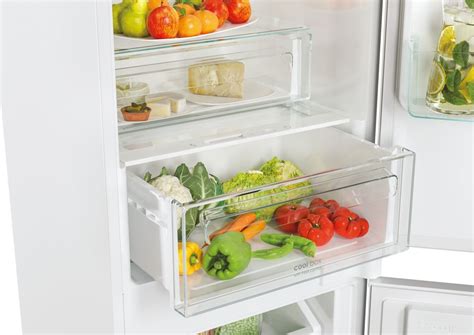 chladnička plná nápojov