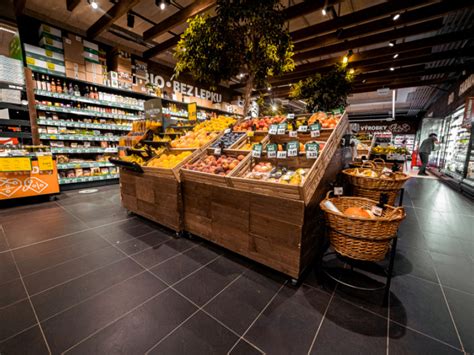 Interiér predajne s regálmi plnými whisky