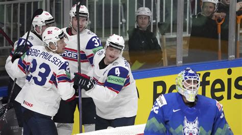 Nórski hokejisti oslavujú gól