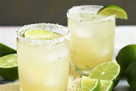 koktail s borovičkou a limetkou