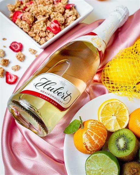 Fľaša šumivého vína Hubert s logom