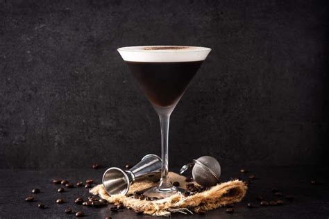Koktail Espresso Martini v elegantnej pohári
