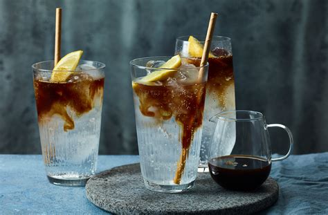 Pohár s osviežujúcim Espresso Tonic