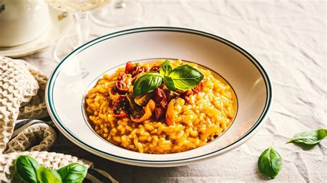 Ilustrácia porovnania reštauračnej služby a baleného jedla