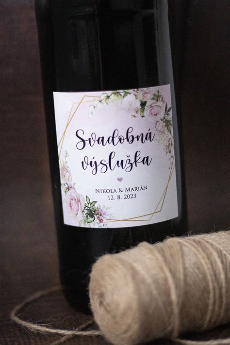 Detail aplikácie samolepiacej etikety na fľašu