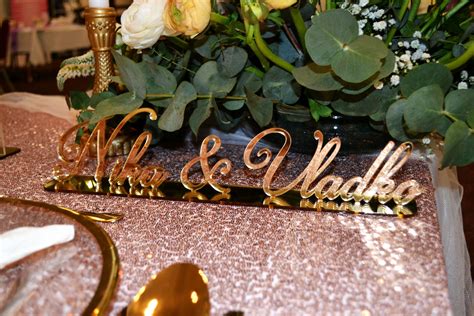 Svadobný stôl s elegantnými etiketami na víne