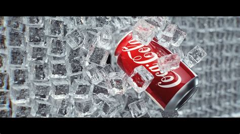 Plekovka Coca-Coly s kockami ľadu