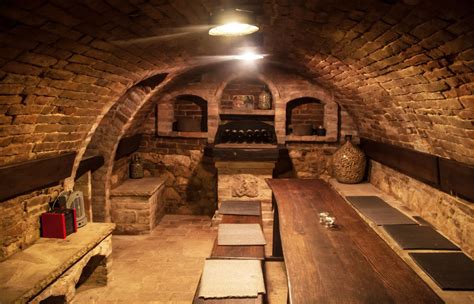 Stará pivnica s drevenými sudmi