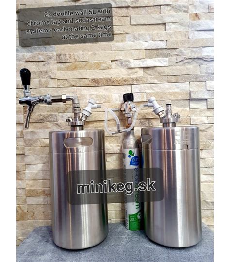 Interiér tankovne s nerezovými tankami