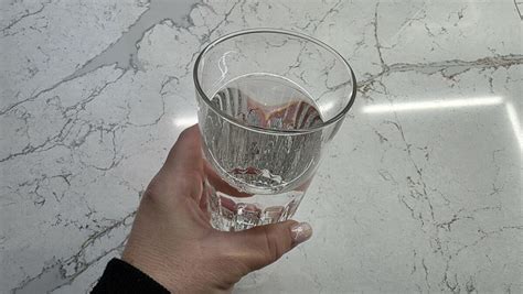 Osoba s pohárom vody namiesto alkoholu