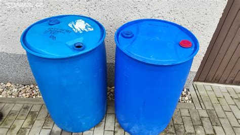 Ilustračná fotografia rôznych plastových sudov a nádob