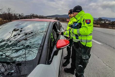 Ilustrácia dopravnej policajnej kontroly s alkohol testerom