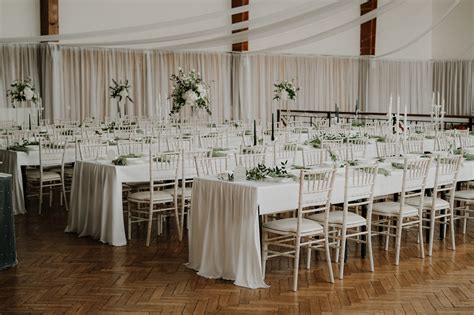 Svadobná výzdoba s korkovými prvkami a lúčnymi kvetmi