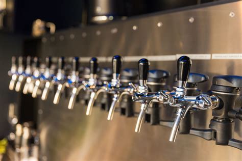 Ilustračná fotografia rôznych druhov piva a surovín na pečenie.