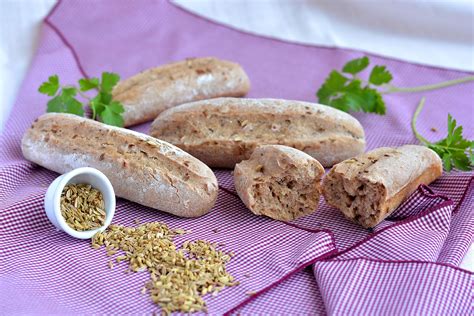 Ilustrácia bezlepkových rohlíkov posypaných rascou a soľou.