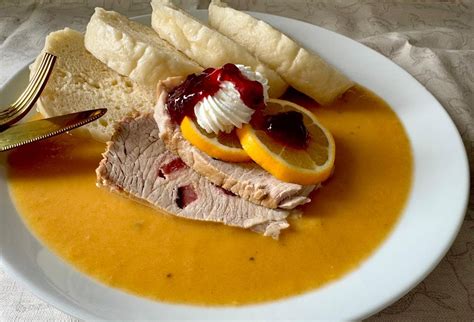 Ilustrácia pečeného bravčového kolena s chlebom a horčicou.