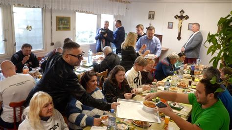 Starší pár pri sviatočnom stole