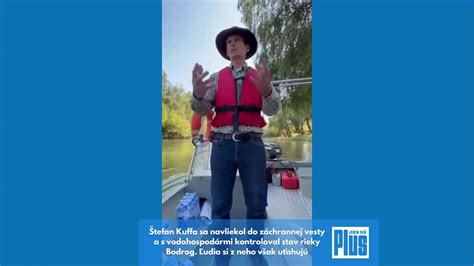 ľudia pripíjajúci si