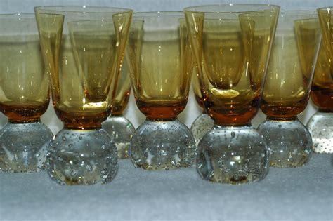 Detailná fotografia pivovej peny s bublinkami