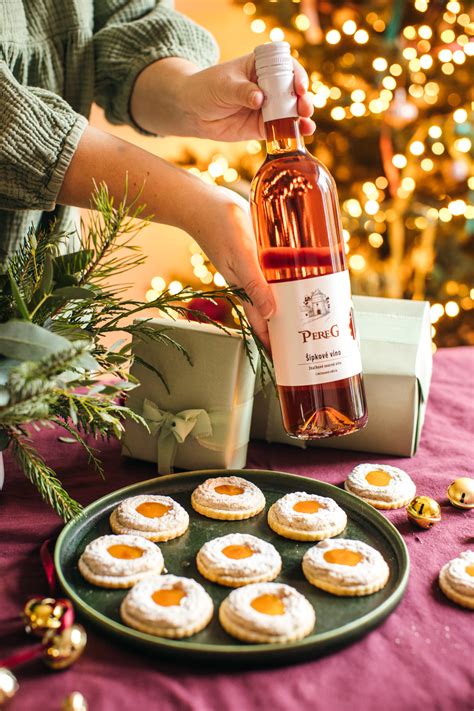 Fľaše s dozrievajúcim šípkovým vínom