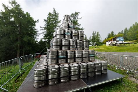 Infografika porovnávajúca veľkosti a objemy pivných sudov