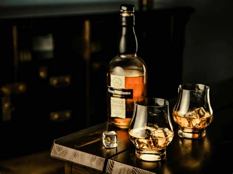 Obrázok pohára s whisky a ľadom