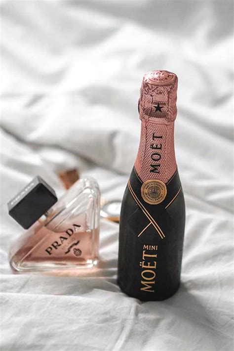 Rôzne veľkosti fliaš šampanského, vrátane mini fliaš