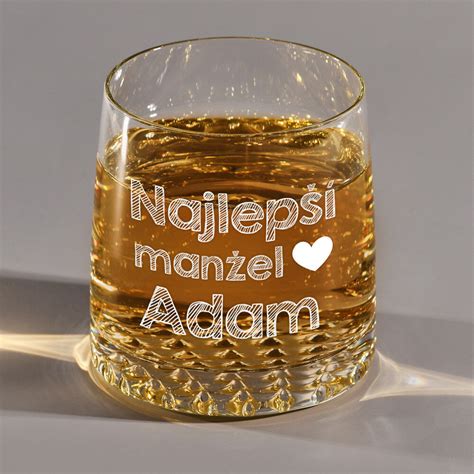 Muž držiaci pohár s whisky