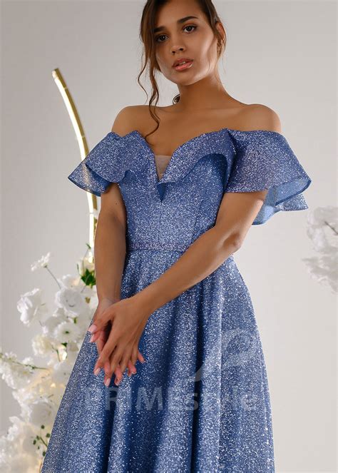 Žena skúšajúca spoločenské šaty