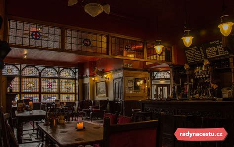 Interiér typického remeselného pivného pubu