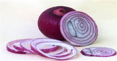 Červená cibuľa v hrnci počas varenia