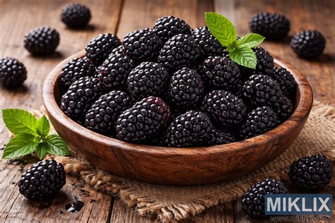 Čerstvé, tmavé černice v miske