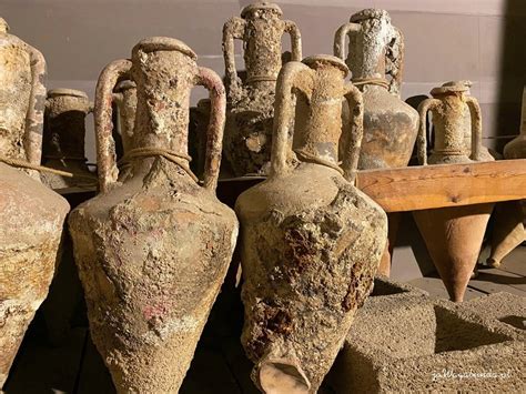 Staroveké egyptské amfory s označeniami vína