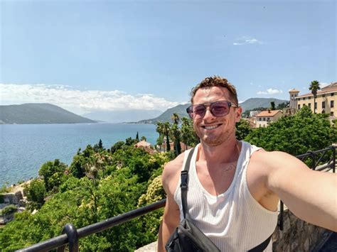 Fotografia úzkej a kľukatej cesty v Čiernej Hore