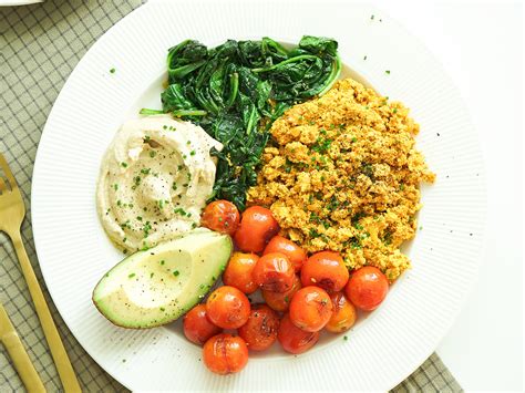 Tanier s čevapi a prílohami