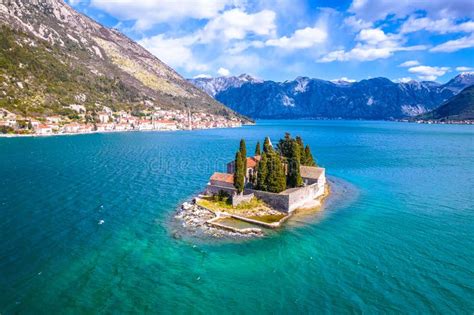 Pohľad na záliv Boka Kotorska s mestom Kotor