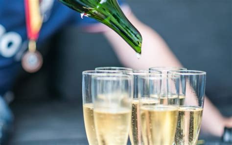 Sabráž - otváranie šampanského šabľou