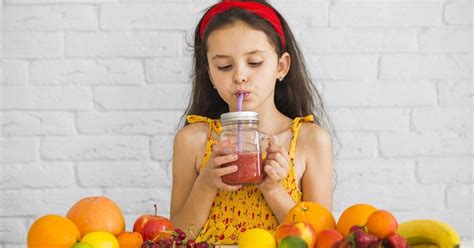 Deti pijúce rôzne nápoje