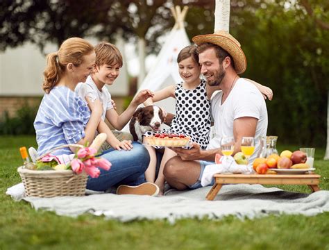 people enjoying a picnic with Steiger Radler
