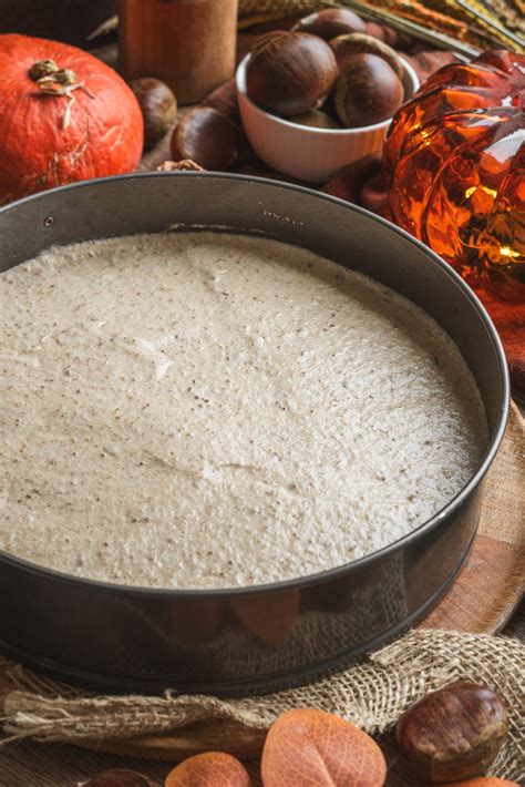 Fľaša s malinovým likérom a čerstvé maliny