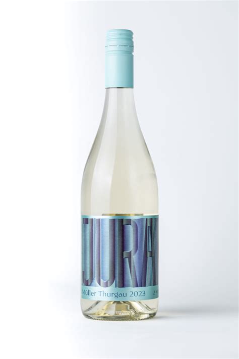 Ukážka moderných a tradičných vínnych etikiet