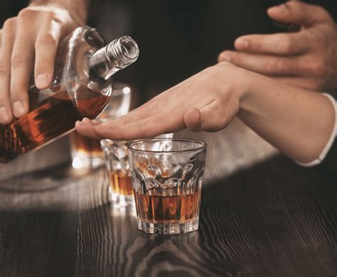 Infografika znázorňujúca vplyv alkoholu na črevnú stenu a mikrobióm